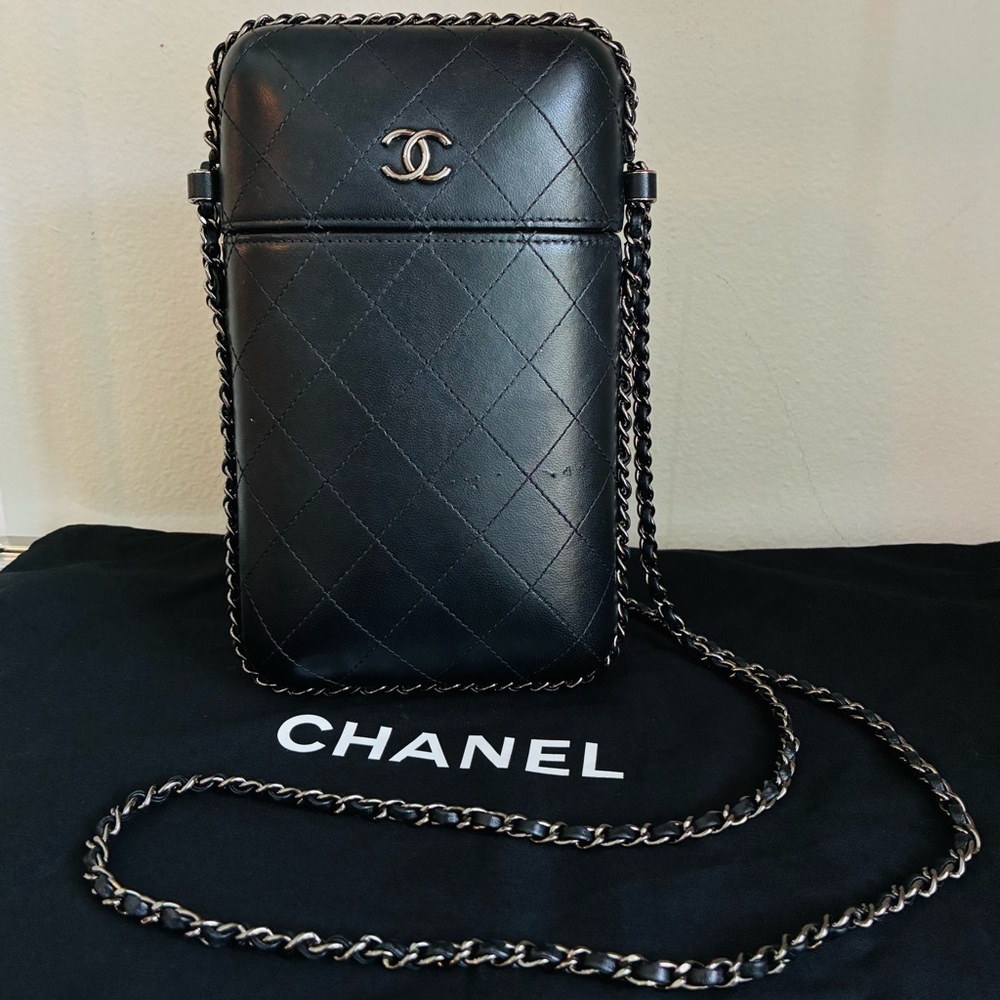 CHANEL 🖤 Quilted Lambskin Clutch with Chain Black